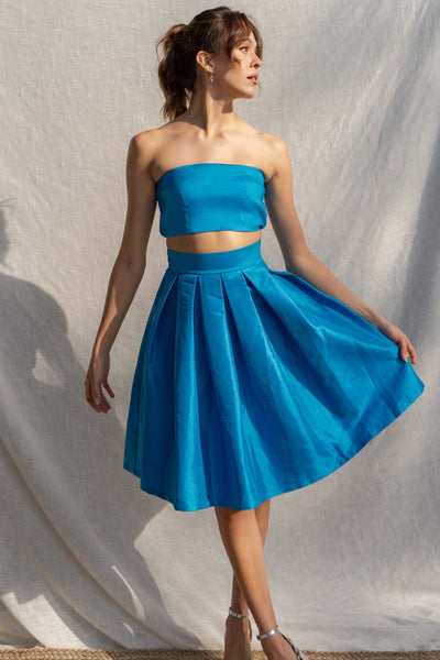 This two-piece set offers an event-ready look with a tube top and midi skirt. turquoise color.