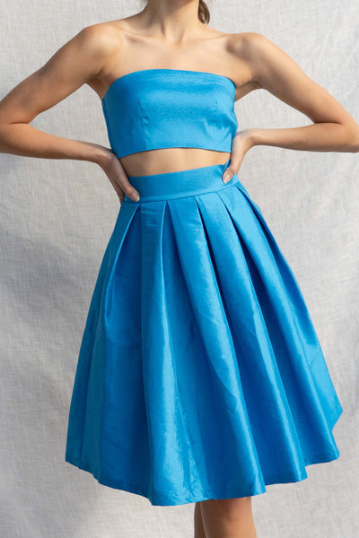 This two-piece set offers an event-ready look with a tube top and midi skirt. turquoise color.