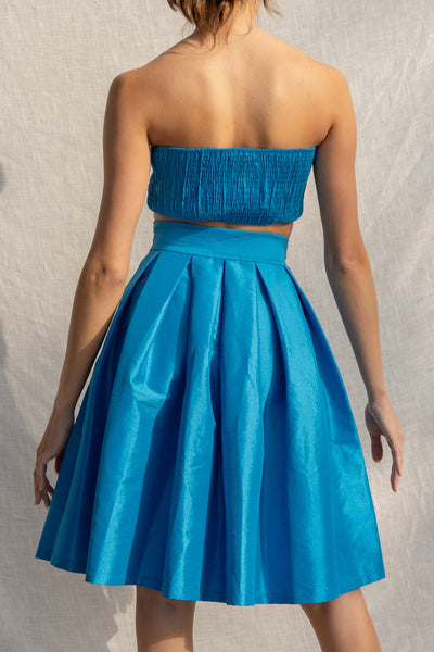 This two-piece set offers an event-ready look with a tube top and midi skirt. turquoise color.