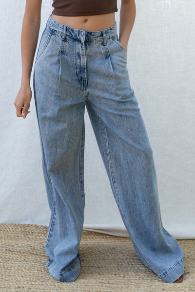 Wide leg jeans. Front pockets, front zipper with clasp closure and wide-leg silhouette. Has pleats.