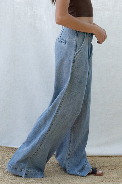 Wide leg jeans. Front pockets, front zipper with clasp closure and wide-leg silhouette. Has pleats.