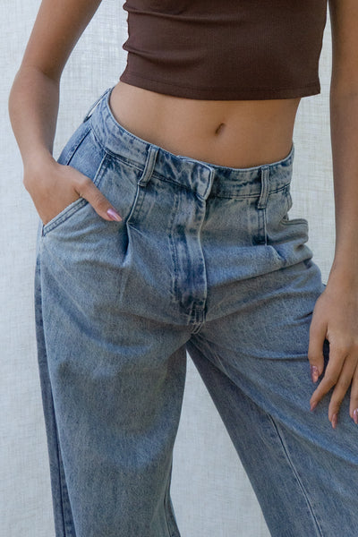 Wide leg jeans. Front pockets, front zipper with clasp closure and wide-leg silhouette. Has pleats.