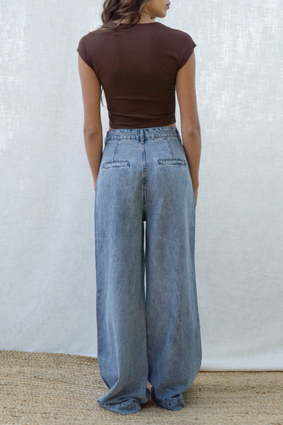 Wide leg jeans. Front pockets, front zipper with clasp closure and wide-leg silhouette. Has pleats.