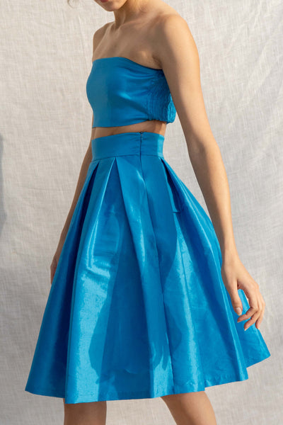 This two-piece set offers an event-ready look with a tube top and midi skirt. turquoise color.