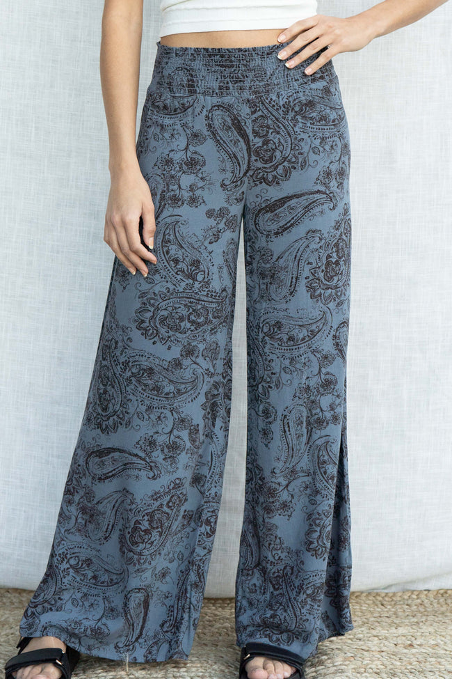 With a beautiful paisley print and smocking elastic waistband, these lightweight palazzo bottoms are perfect for day wear. Plus, the pocket details add a touch of practicality.