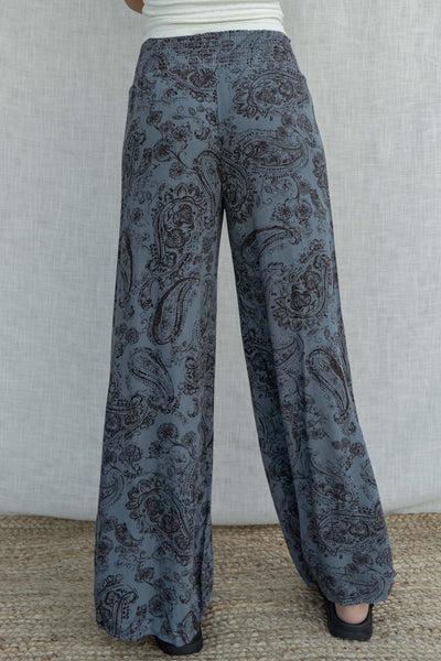 With a beautiful paisley print and smocking elastic waistband, these lightweight palazzo bottoms are perfect for day wear. Plus, the pocket details add a touch of practicality.