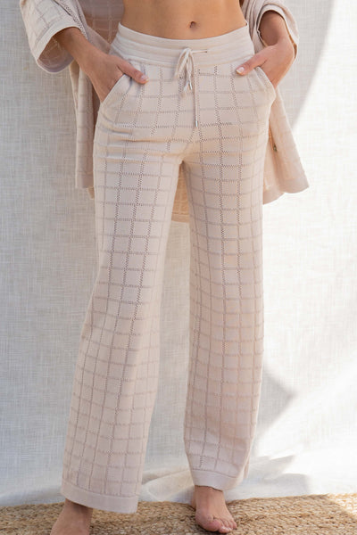 With a comfortable elastic waistband, these pants provide a relaxed fit perfect for everyday wear. The square print adds a touch of style. natural color.