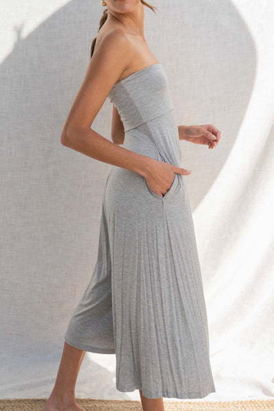 The strapless square neckline and fitted stretch material accentuate the body, while the cropped palazzo bottoms add a touch of trendiness. grey color.