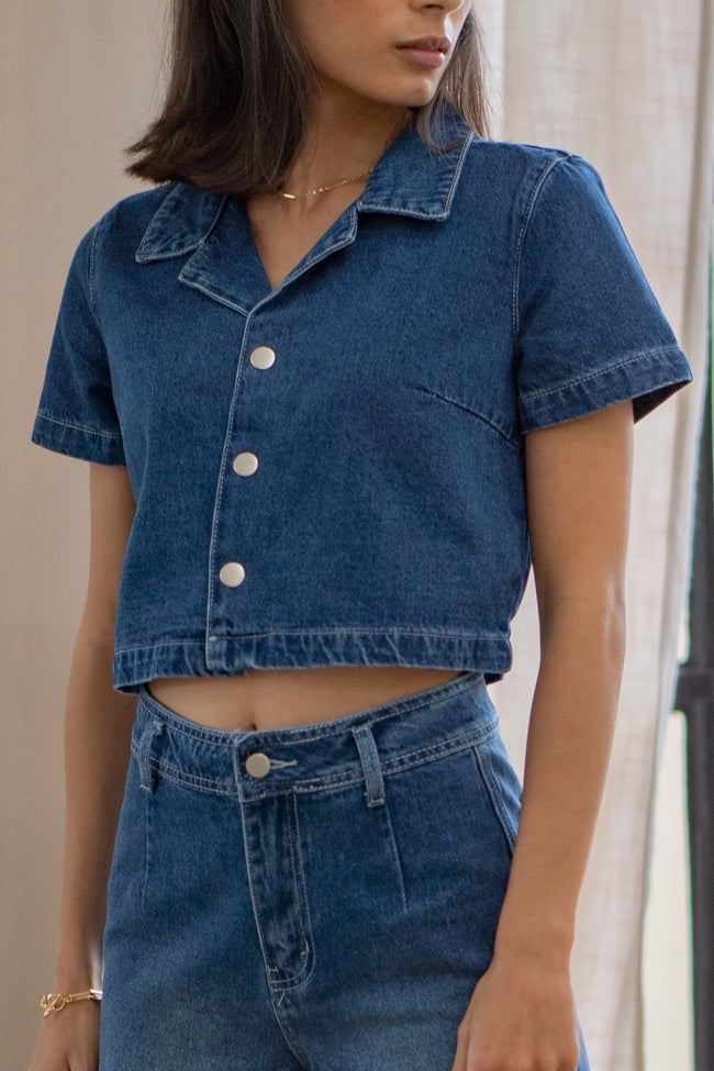 the Jessica Denim Button Down features a lightweight denim fabric, short sleeves, and a relaxed fit for all-day comfort