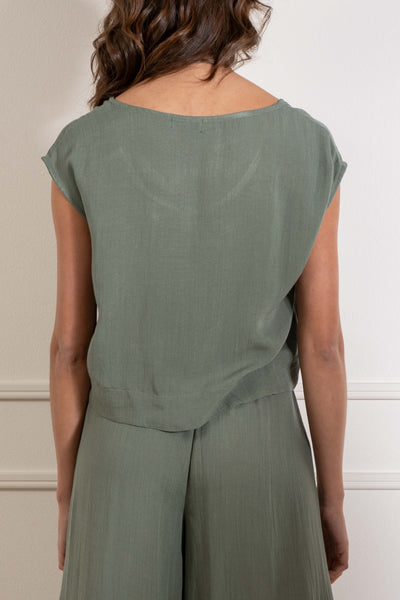 With a loose fit and relaxed style, it provides both comfort and style. The linen detail and short sleeves give it a unique touch, while the crew neckline adds a classic element. dark sage color.