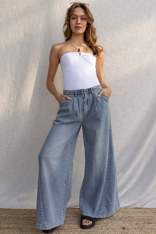  Featuring a fitted waistband and pocket details, these denim bottoms offer both comfort and vintage chic.