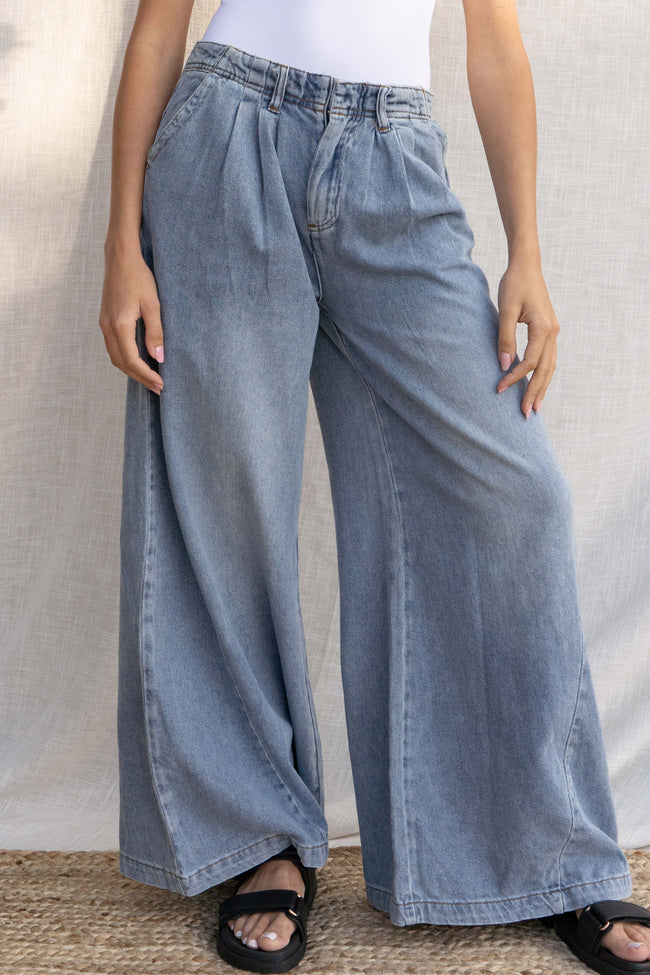  Featuring a fitted waistband and pocket details, these denim bottoms offer both comfort and vintage chic.