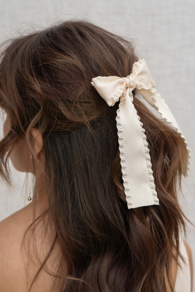 This adorable hair accessory adds a coquettish touch to any outfit, available in multiple elegant colors.
